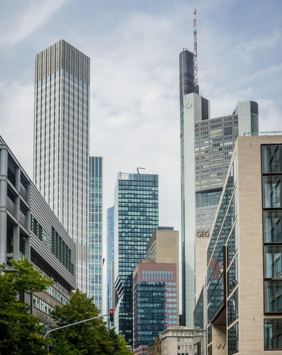 Blick auf verschiedene Hochhäuser