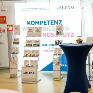 Foto eines EIPOS-Standes mit Auslagen zum Weiterbildungsangebot