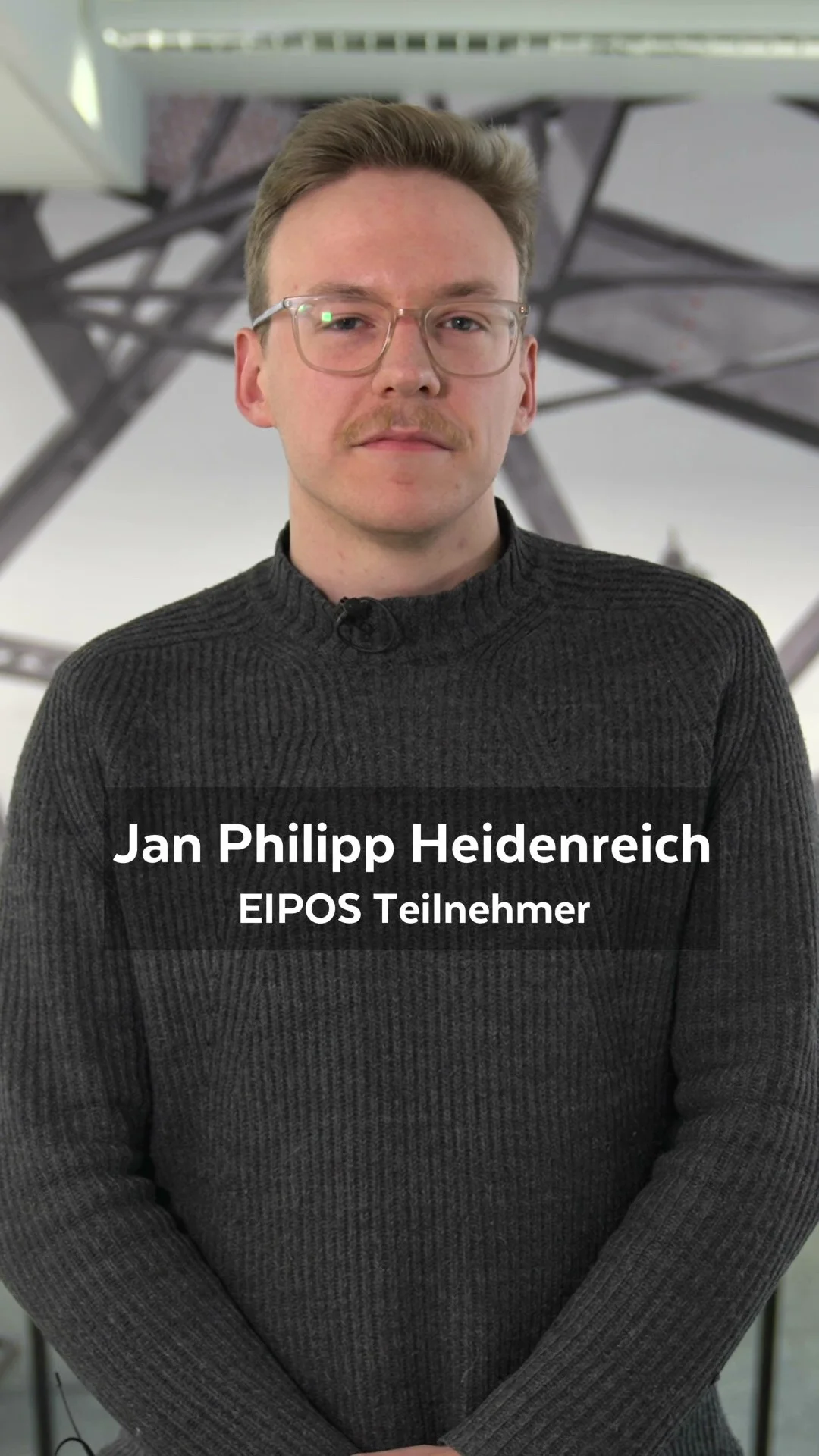 Jan Philipp Heidenreich - ein Mann mit Brille und einem dunkelgrauen Pullover