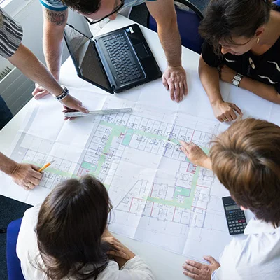 Symbolbild einer Gruppe bei den EIPOS Weiterbildungen