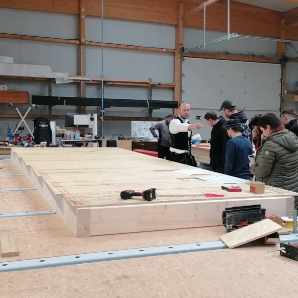 Exkursion: Aufnahme einiger Teilnehmer im Holzbau