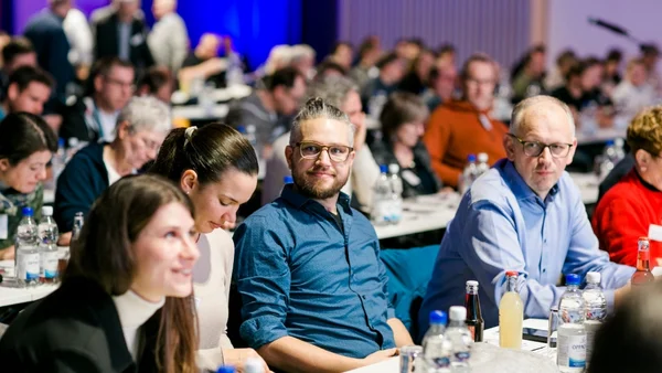 Porträtaufnahme eines Herren im Publikum