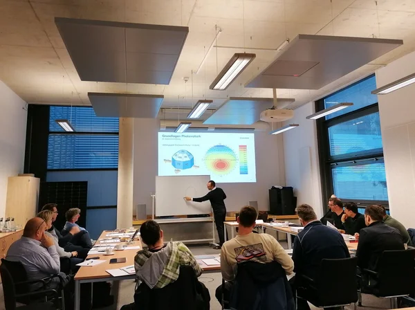 Start Fachplaner für Photovoltaikanlagen - Kurs mit Teilnehmern und Dozent