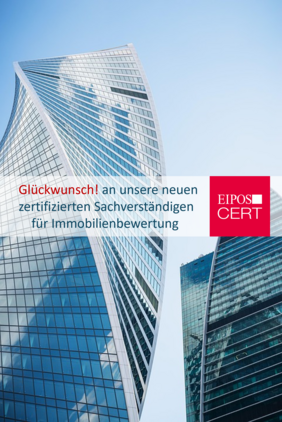 zwei Glashochhäuser im blauen Himmel